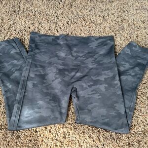 Women’s size extra large cropped spanx in gray camouflage